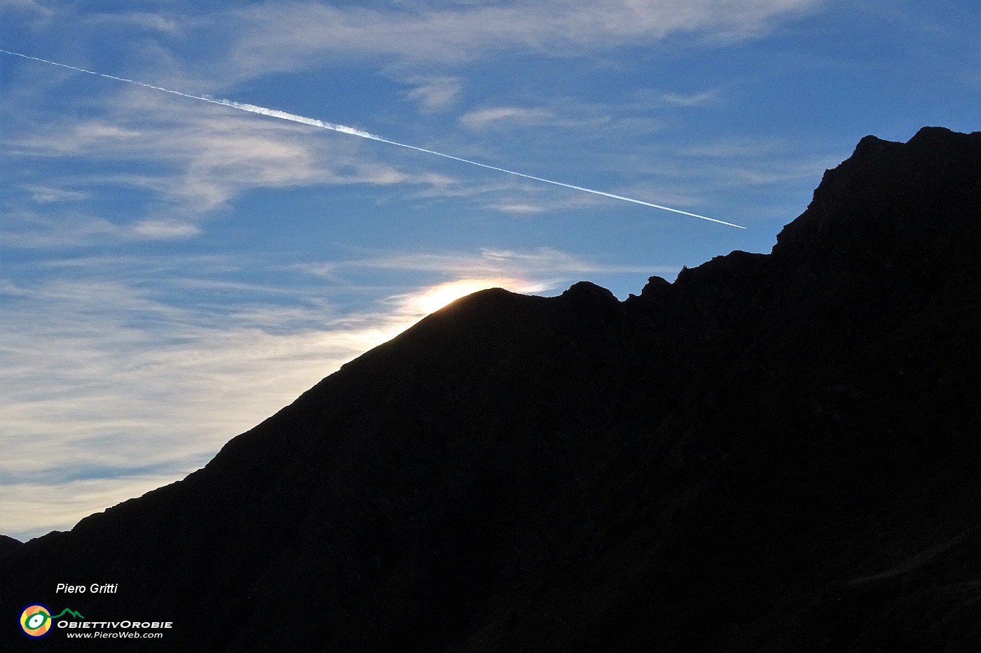 91 Il sole tramonta dietro le montagne.JPG